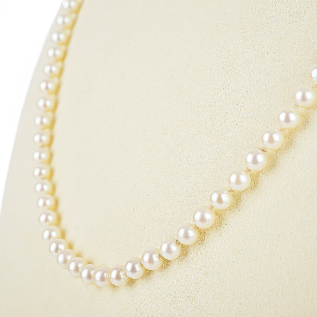 10K White Gold Pearl Necklace