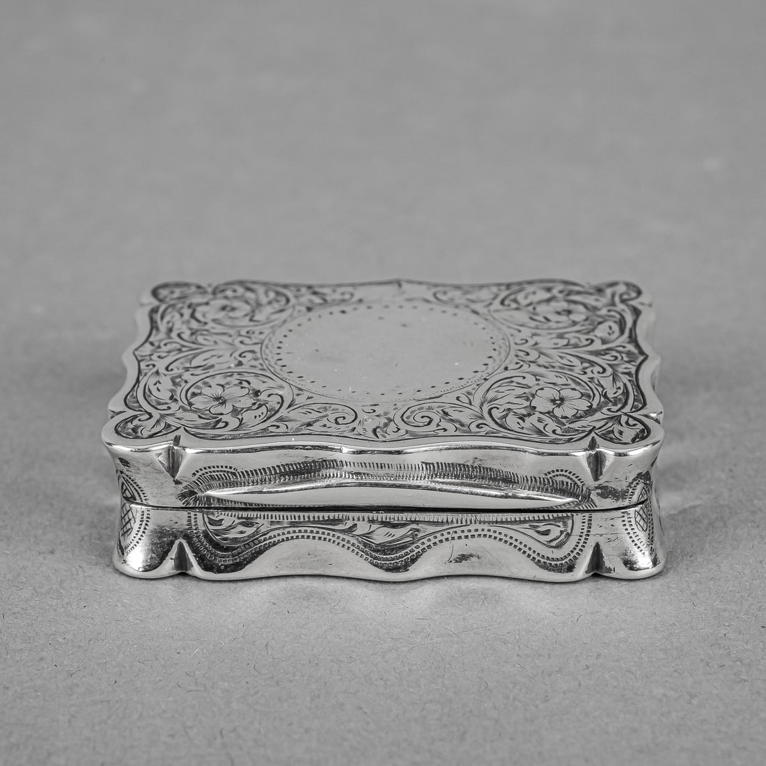 COLEN HEWER CHESHIRE Sterling Engraved Snuff/Pill Box