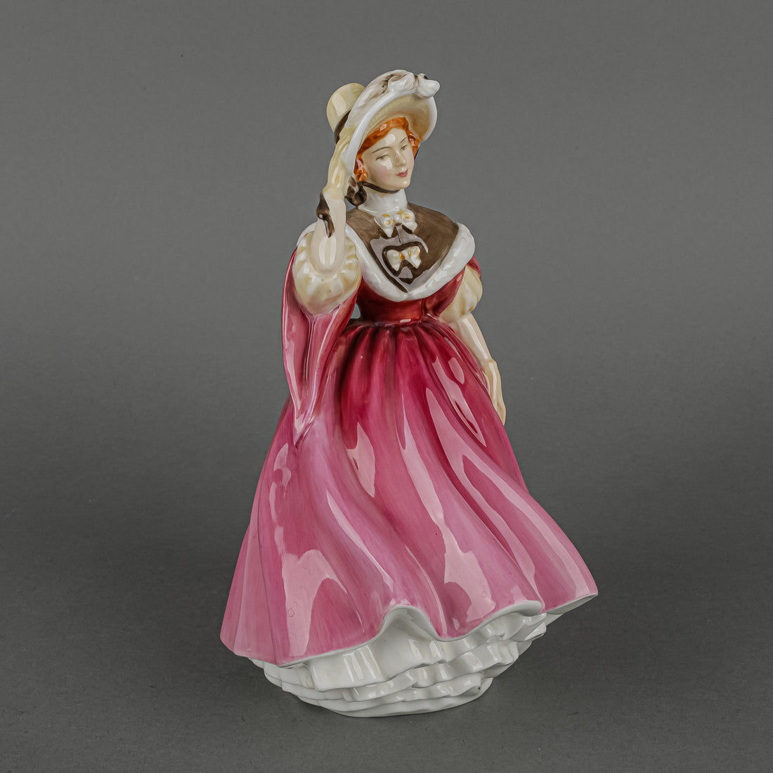 ROYAL DOULTON Figurine Sunday Morning HN 2184