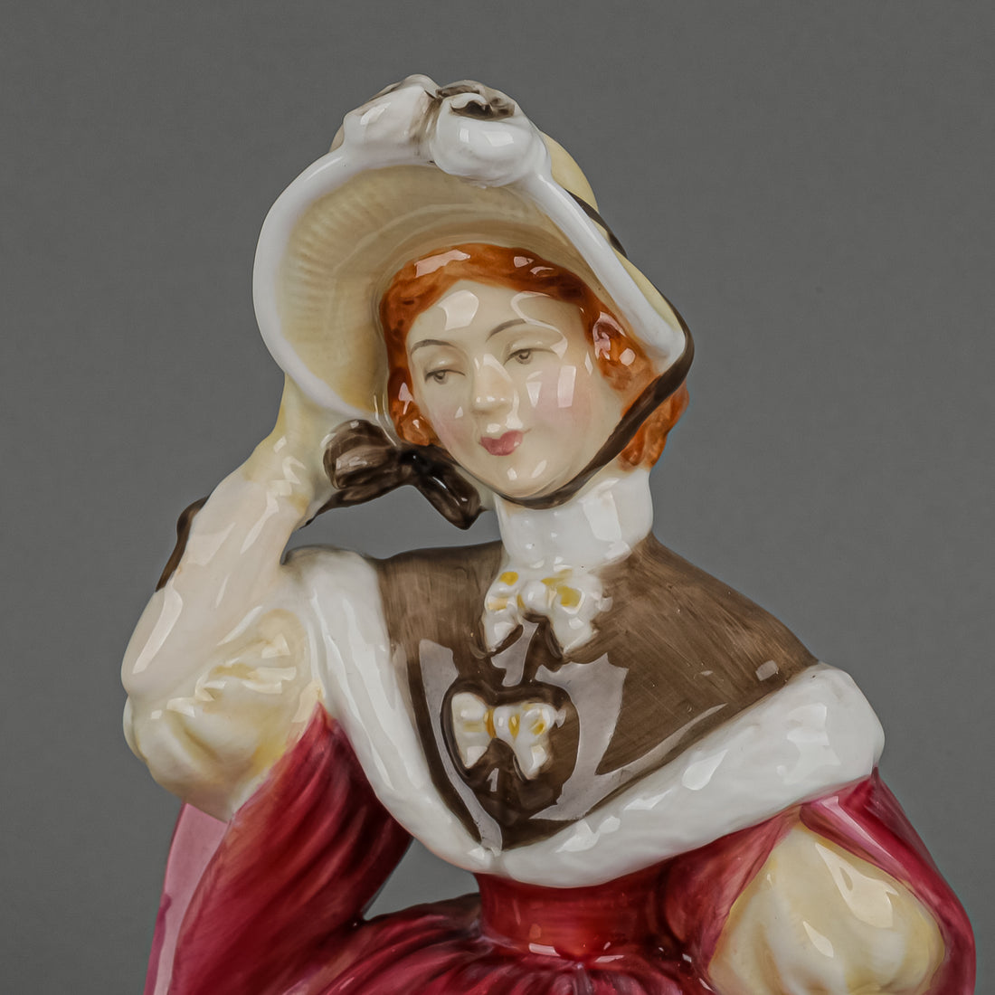 ROYAL DOULTON Figurine Sunday Morning HN 2184