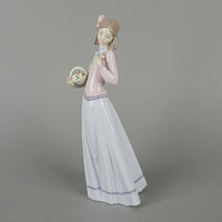 LLADRO Figurine Innocence In Bloom 7644